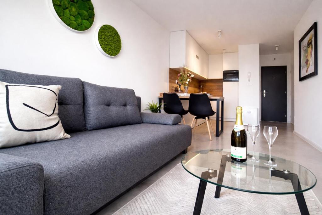 a living room with a couch and a glass table at Nová rezidencia, 7 minut pešo do centra in Košice
