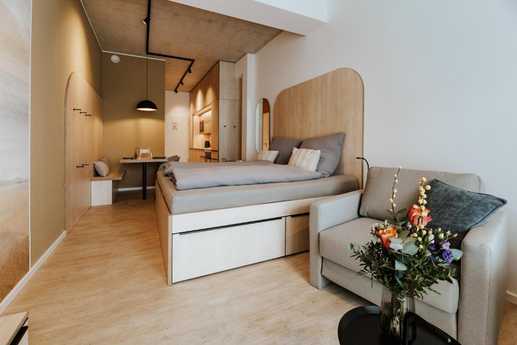 a small apartment with a bed and a couch at Quartier 90 in Wietmarschen