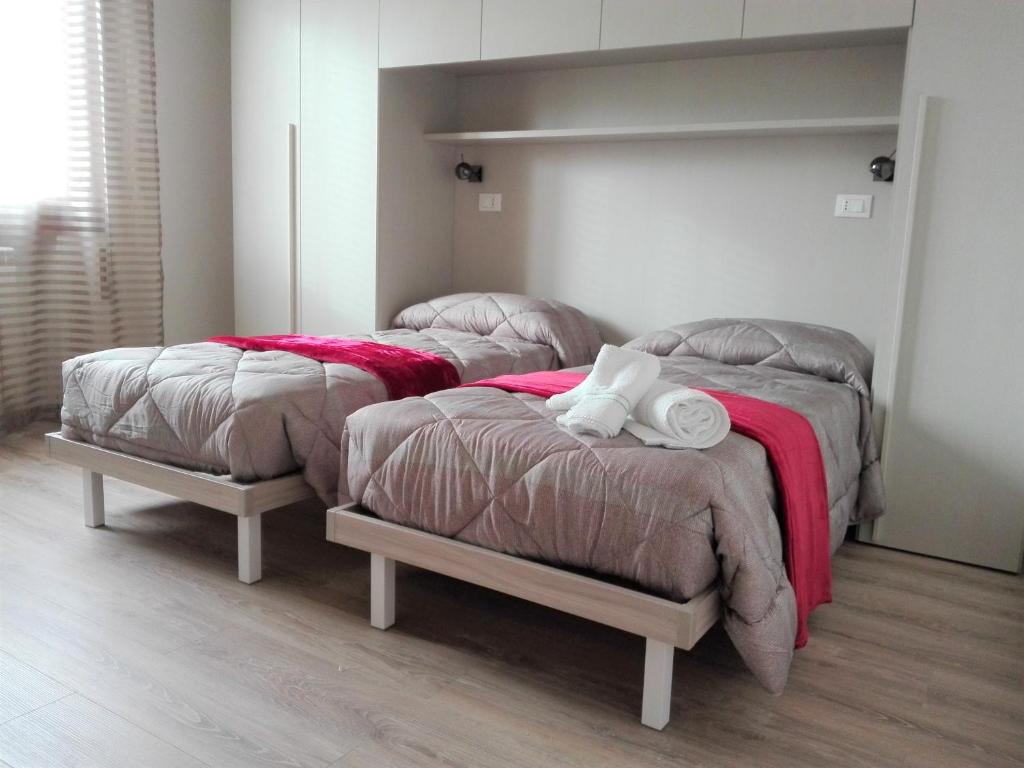 A bed or beds in a room at Gondola House