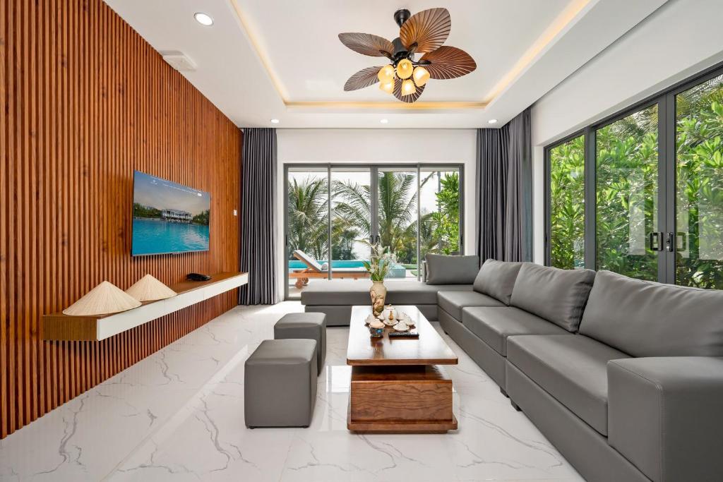 Villa 02-Bedroom Beachfront with Pool (2OPKT)