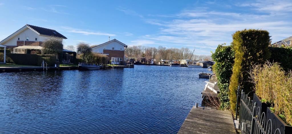 a river with houses and boats on it at Vakantiehuis Vinkeveen in Vinkeveen