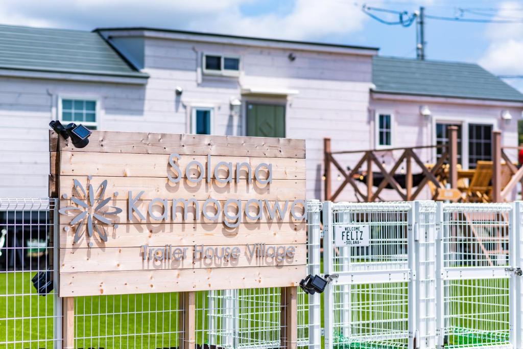 a sign on a fence in front of a house at Solana 鴨川 in Kamogawa