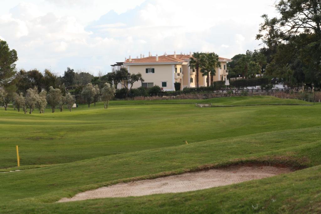 Blick auf das Clubhaus vom Grün in der Unterkunft Quinta Formosa - Villas in Quinta do Lago