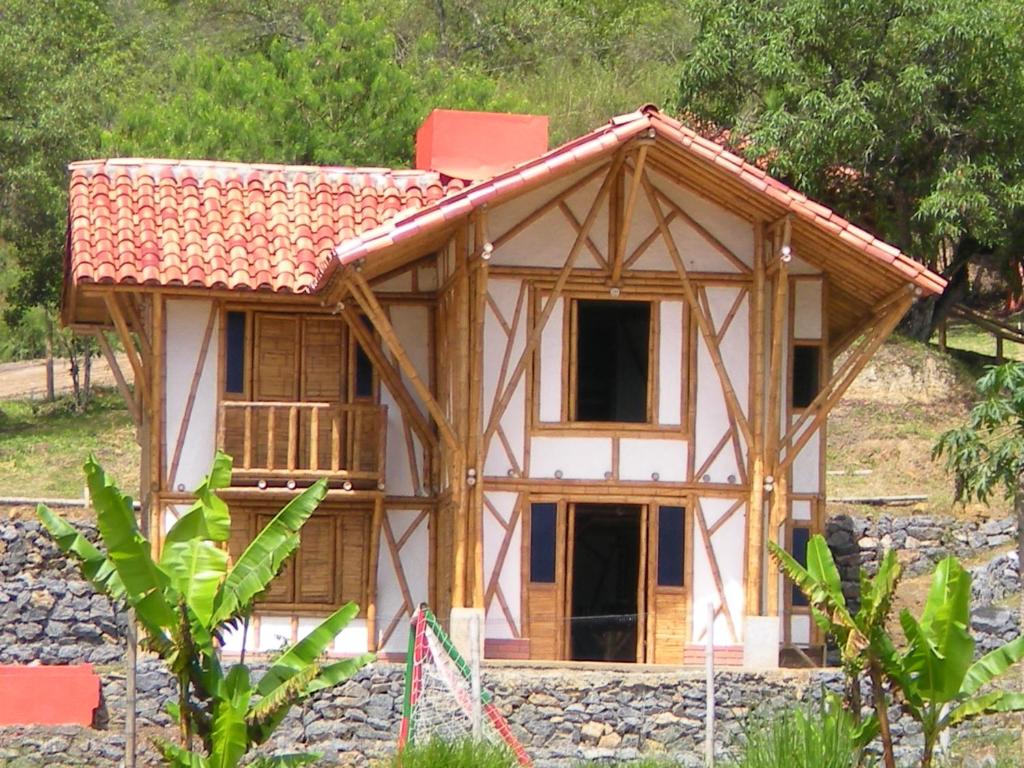 Una pequeña casa está siendo construida sobre las rocas en Hotel La Montoya, en Curití