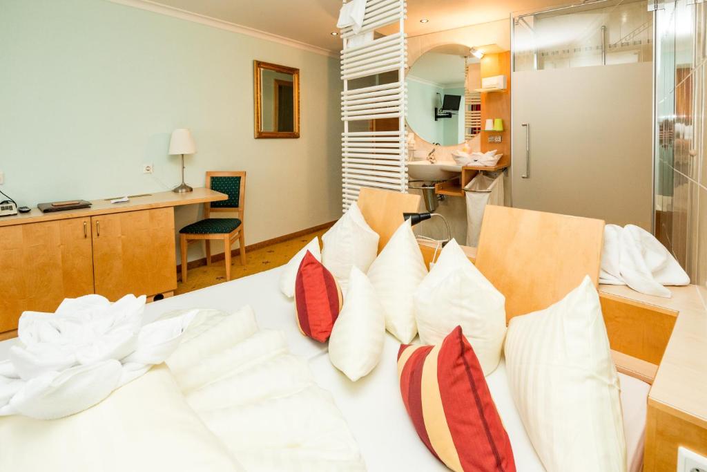 Un ou plusieurs lits dans un hébergement de l&#39;établissement Hotel Alpina nature-wellness