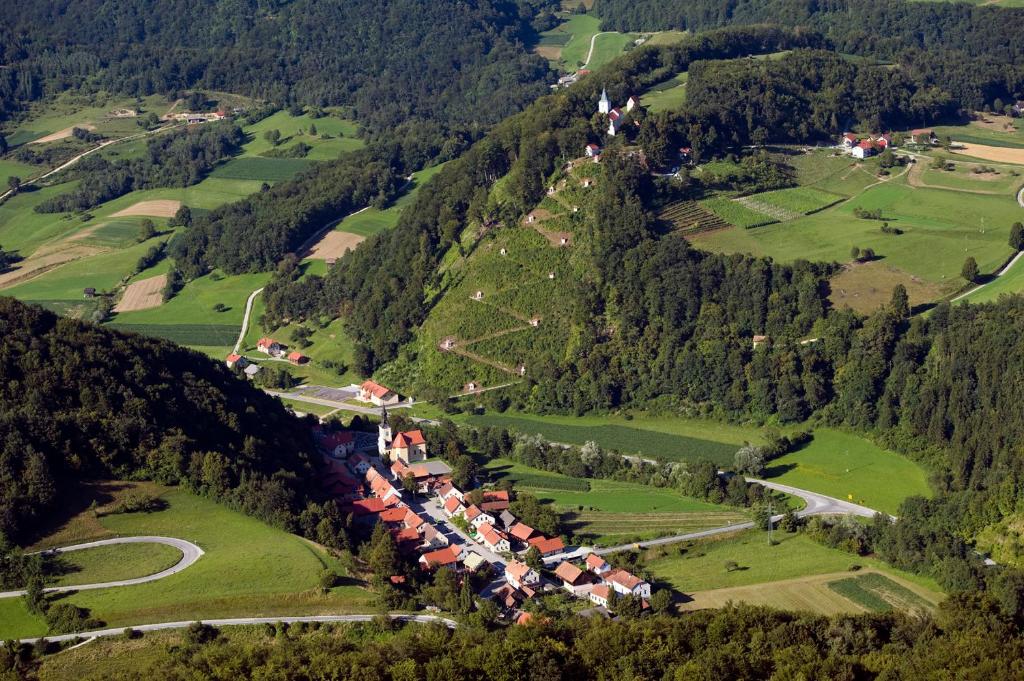 una vista aérea de un pueblo en una montaña en Apartments Kozjanski park, en Podsreda