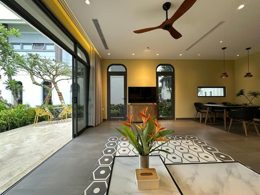 a living room with a ceiling fan and a table at V3K05A Sonasea Vân Đồn in Quang Ninh
