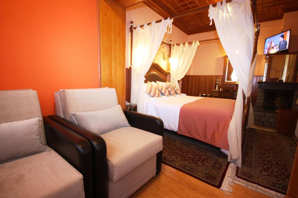 Postel nebo postele na pokoji v ubytování Archontiko Metsovou Luxury Boutique Hotel