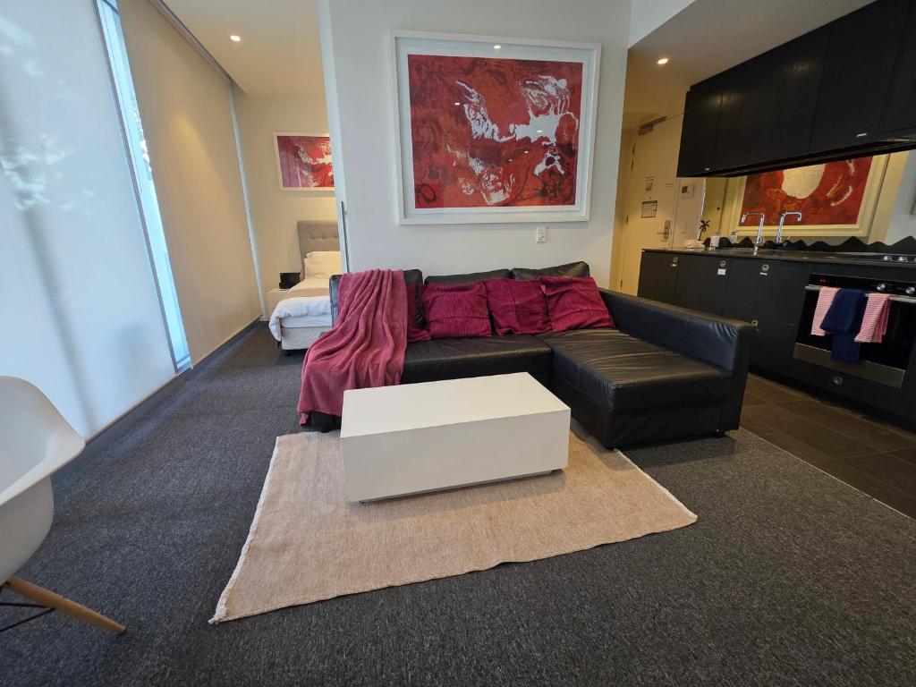 Luxury 2 Bedroom Suite near Adelaide with a car park