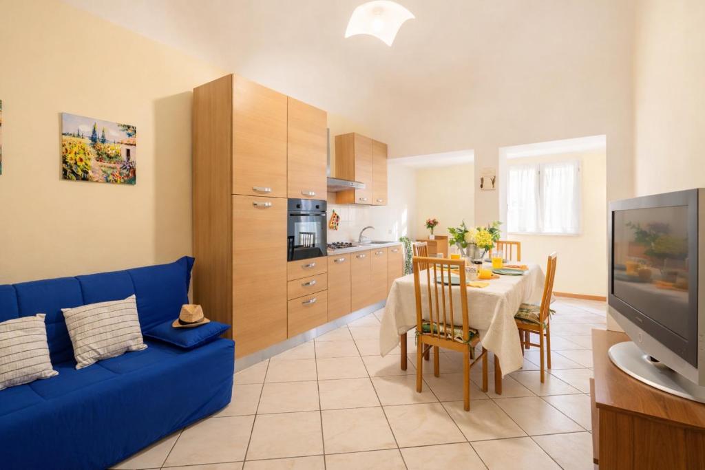 a living room with a blue couch and a table at Piazza Verdi-Roseto Vacanza in Roseto degli Abruzzi