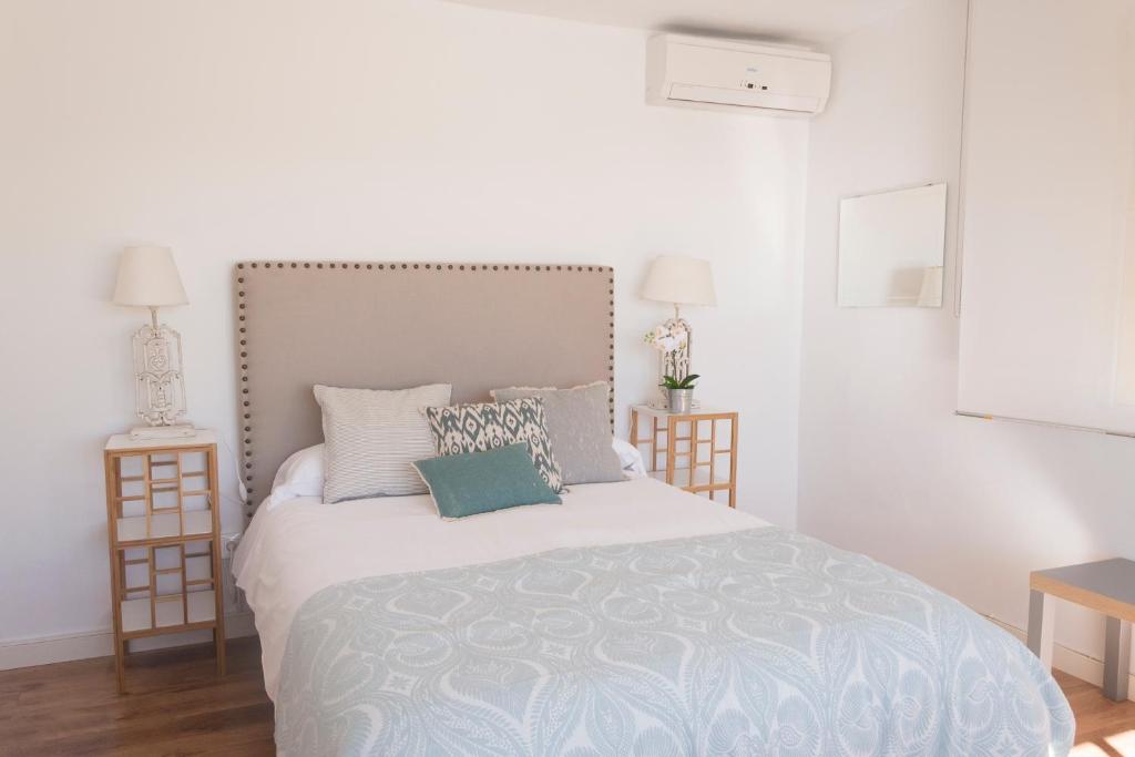 Posteľ alebo postele v izbe v ubytovaní Living4Malaga Monte Sancha Deluxe View