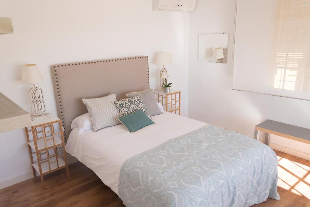 Posteľ alebo postele v izbe v ubytovaní Living4Malaga Monte Sancha Deluxe View