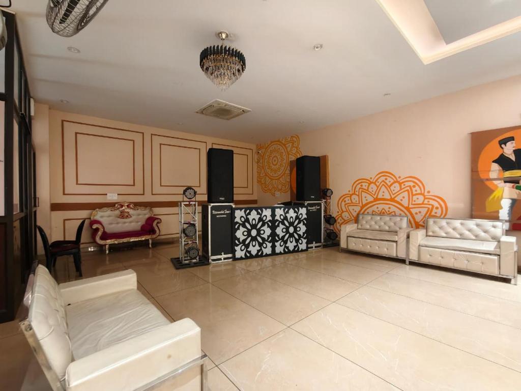 a large living room with two couches and a couch at Hotel Indo Tiger by RawatHospitality in Tembhuida