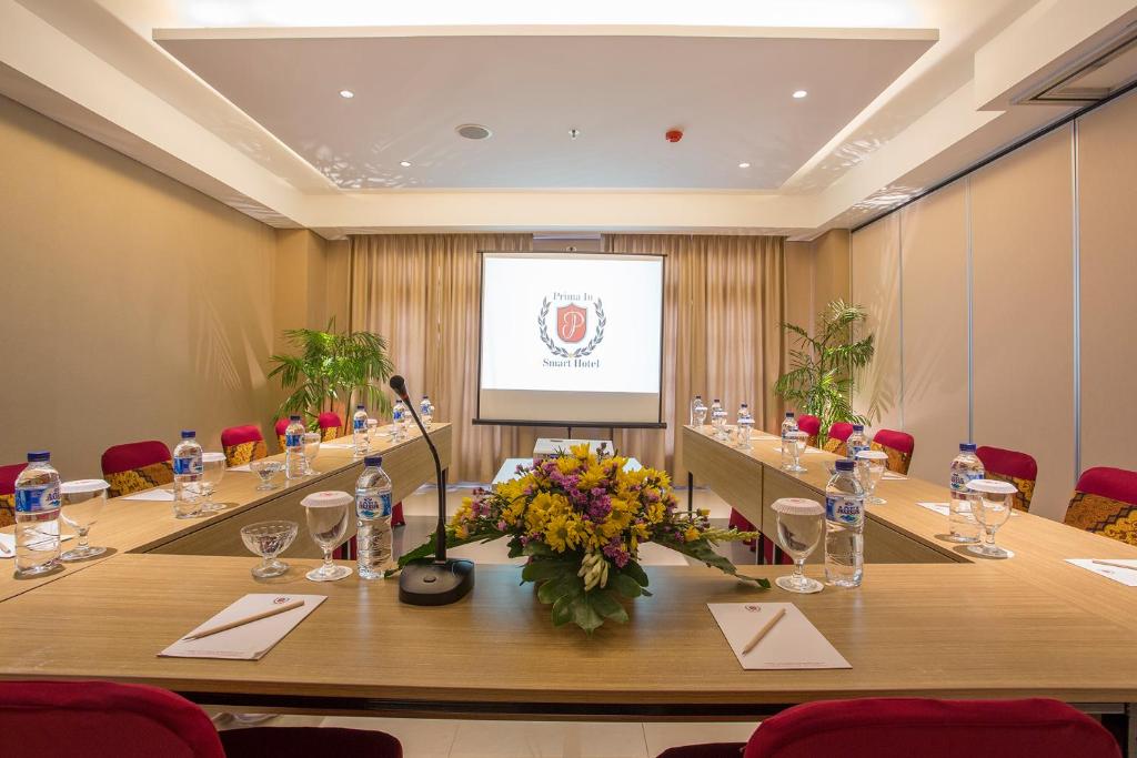 Khu vực hỗ trợ khách đi công tác/phòng hội thảo tại Prima In Hotel Malioboro