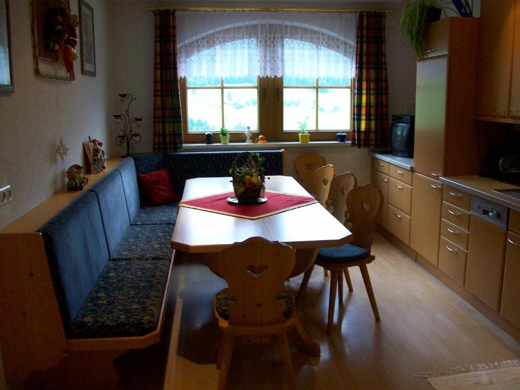 Ett kök eller pentry på Gästehaus Flörl