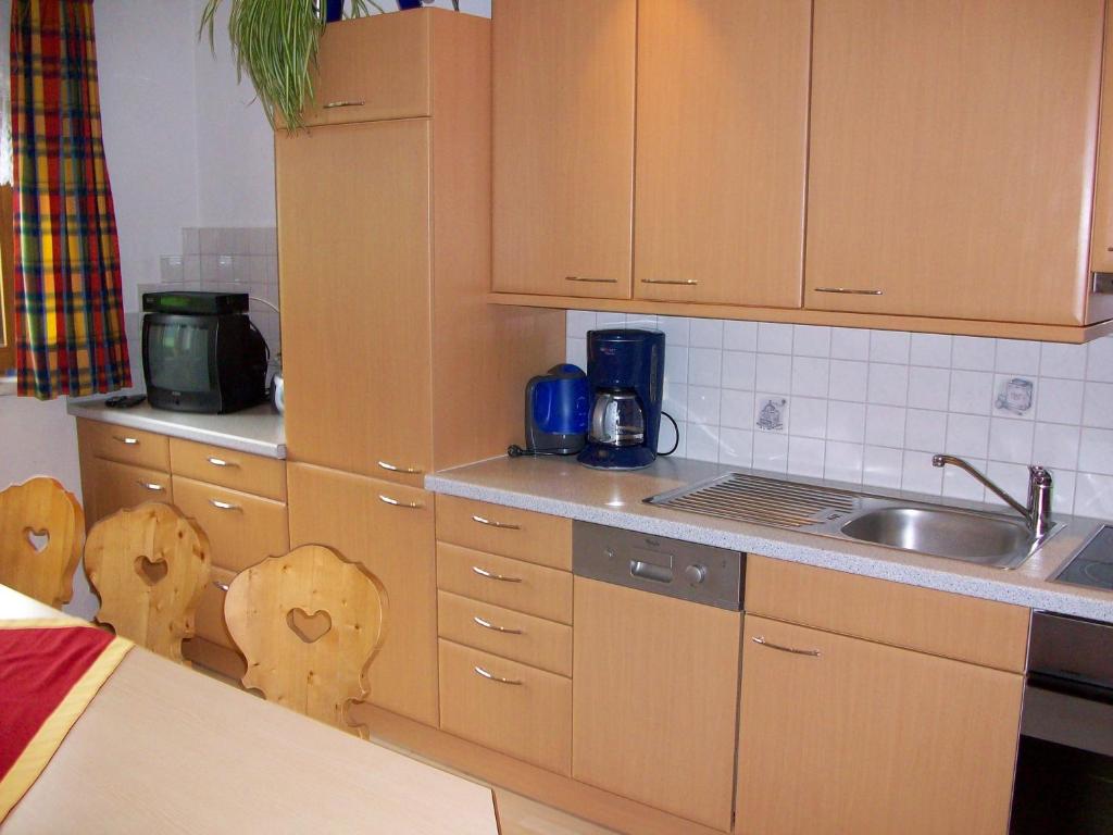 Kuchyň nebo kuchyňský kout v ubytování Gästehaus Flörl