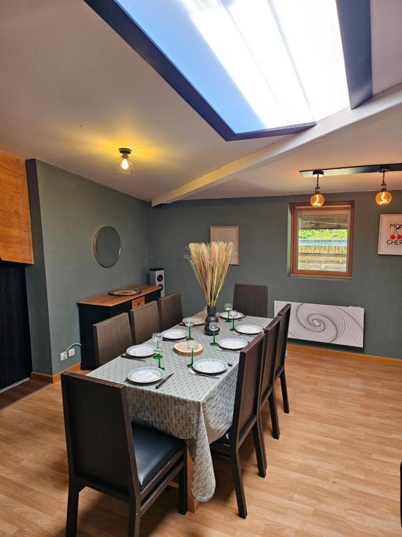 a dining room with a long table and chairs at appartement Plume de repos in Marboué