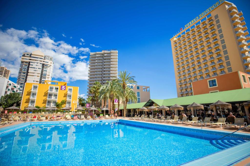 a swimming pool in the middle of the city at Hotel Servigroup Pueblo Benidorm in Benidorm