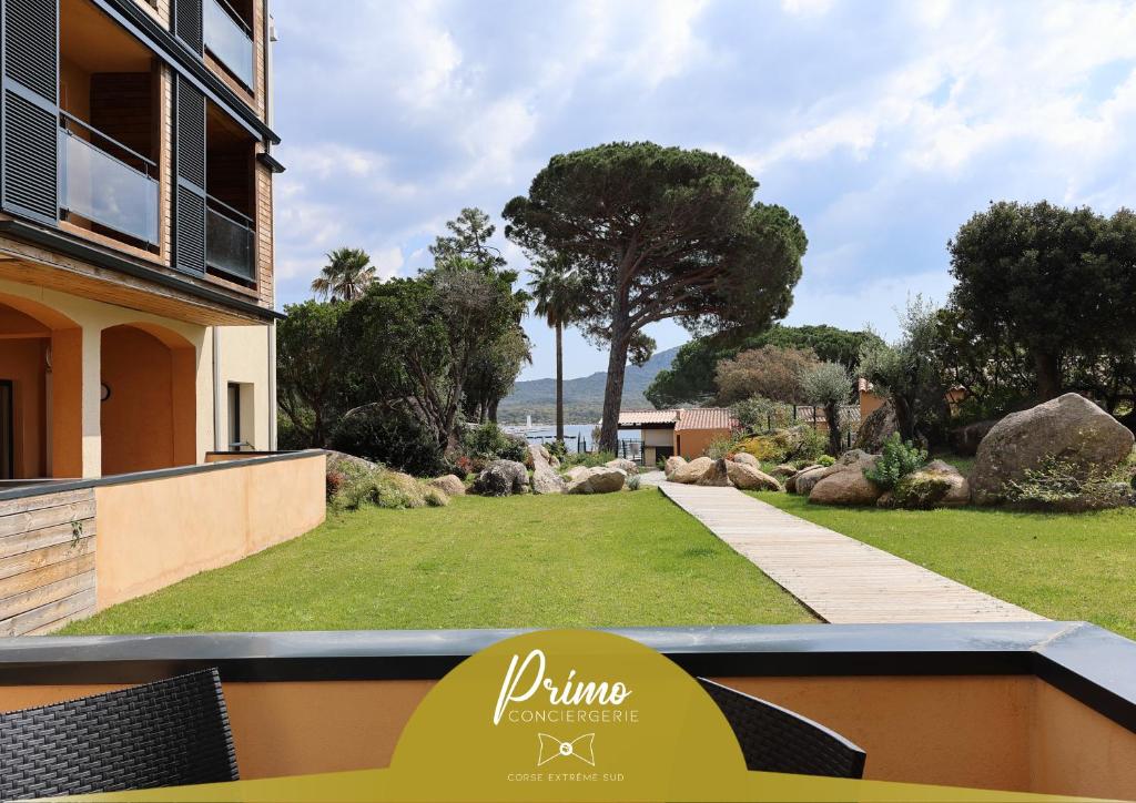 a view from the balcony of a house with a yard at Casa di Daisy - T2 les pieds dans l'eau et piscine in Pianottoli-Caldarello