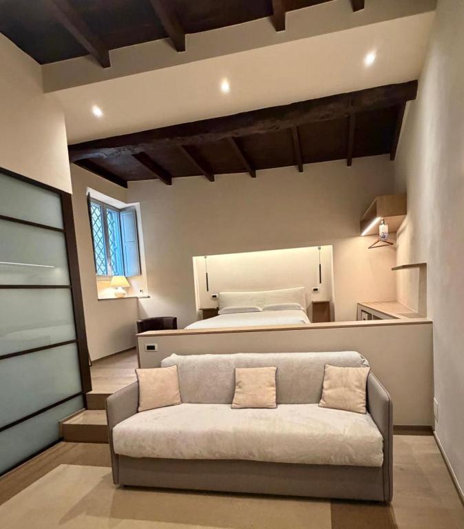 a living room with a couch and a bed at Casa Vèra Affittacamere Appartamenti in Orvieto