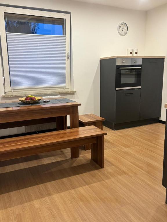 ein Zimmer mit einer Küche mit Herd und Fenster in der Unterkunft WeserZeit Apartment in Bodenwerder