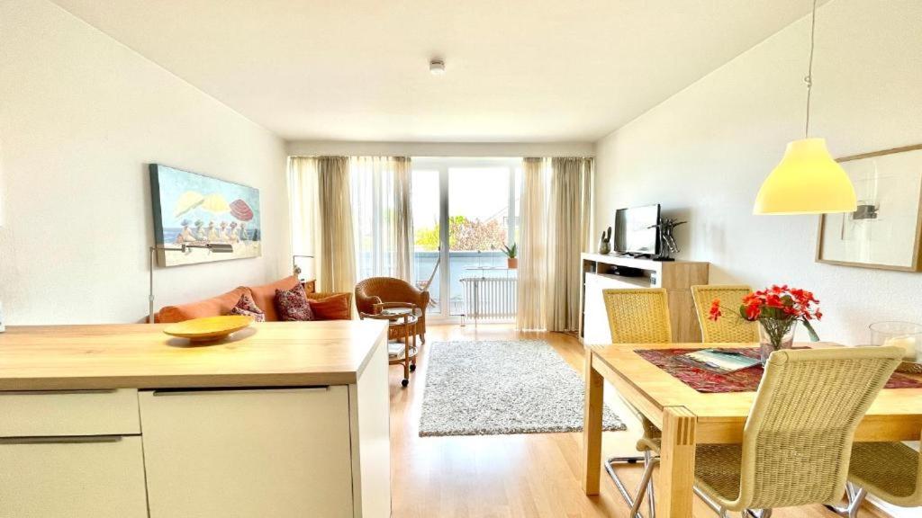 a kitchen and living room with a table and chairs at Accumer EE in Langeoog