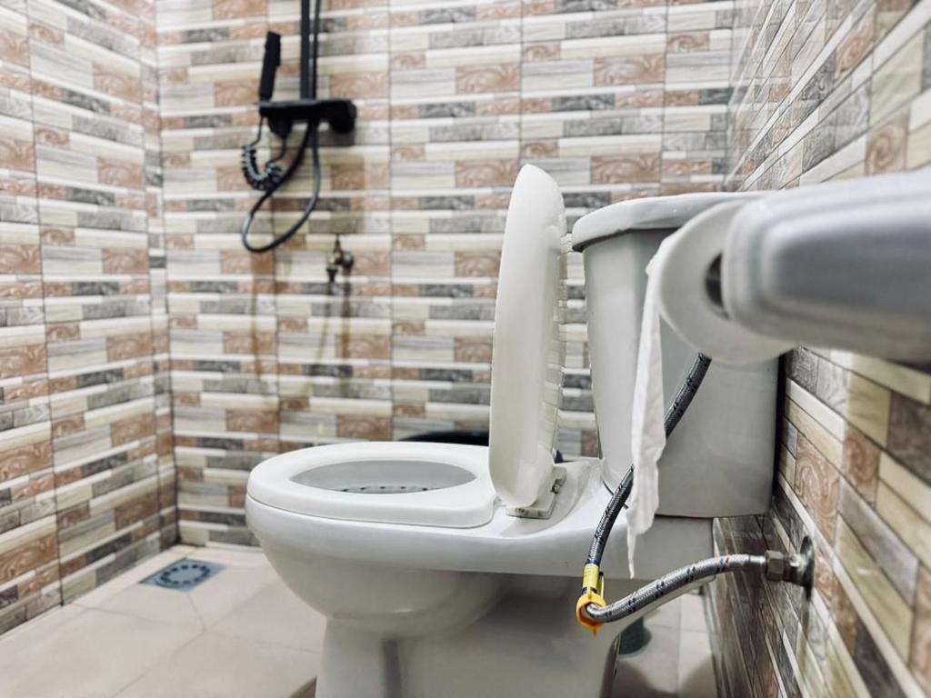 a bathroom with a toilet and a sink at Appartement meublé service in Cotonou