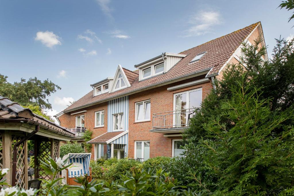 a large brick house with a roof at Freesenhoff - Ofdak in Langeoog