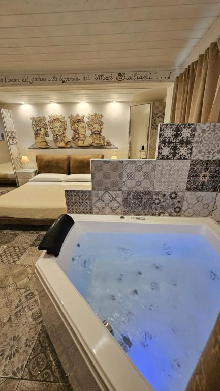 a large bath tub in a hotel room at B&B Triskèles in Giardini Naxos