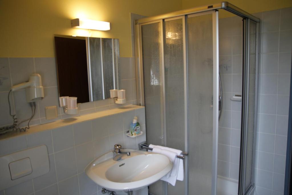 Hotel Restaurant Zum Jägerheim mit Innenpool - Camera Tripla
