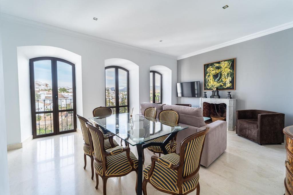 a dining room with a glass table and chairs at GAV Santa Pola in Ronda