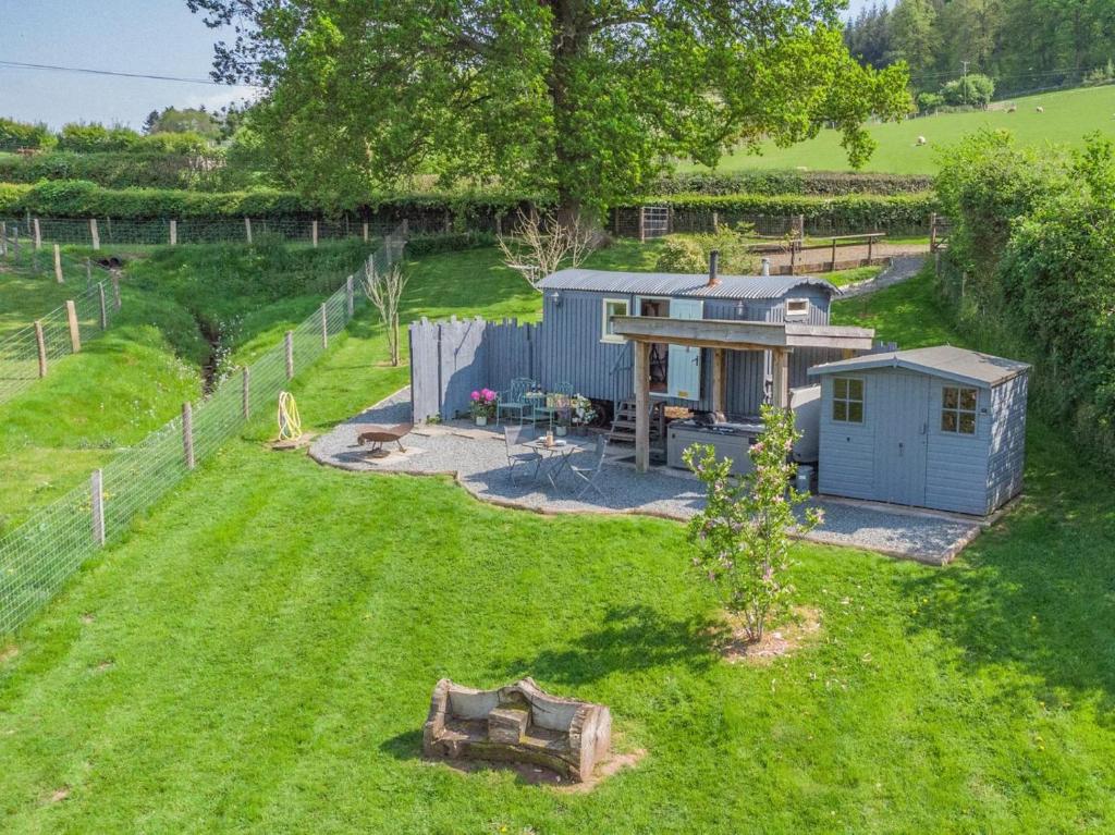an aerial view of a yard with a shed at 1 Bed in Hereford oc-79575 in Byford