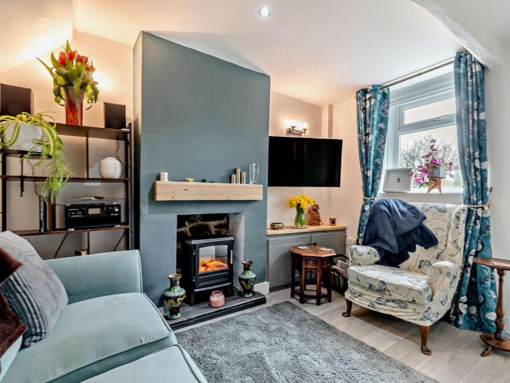 a living room with a couch and a fireplace at 2 Bed in High Peak oc-94131 in Buxworth