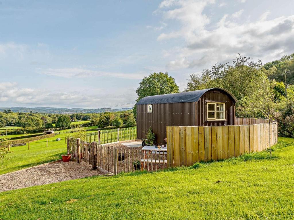 a small shed in a field with a fence at 1 Bed in Hereford oc-93441 in Little Dewchurch