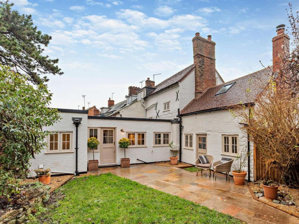 an exterior view of a house with a courtyard at 3 Bed in Warwick oc-93887 in Kineton