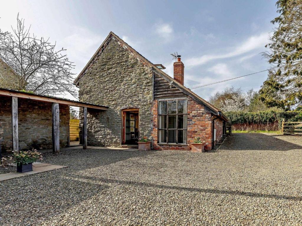 an old brick house with a gravel driveway at 3 Bed in Ludlow oc-chl38 in Ashford Carbonell