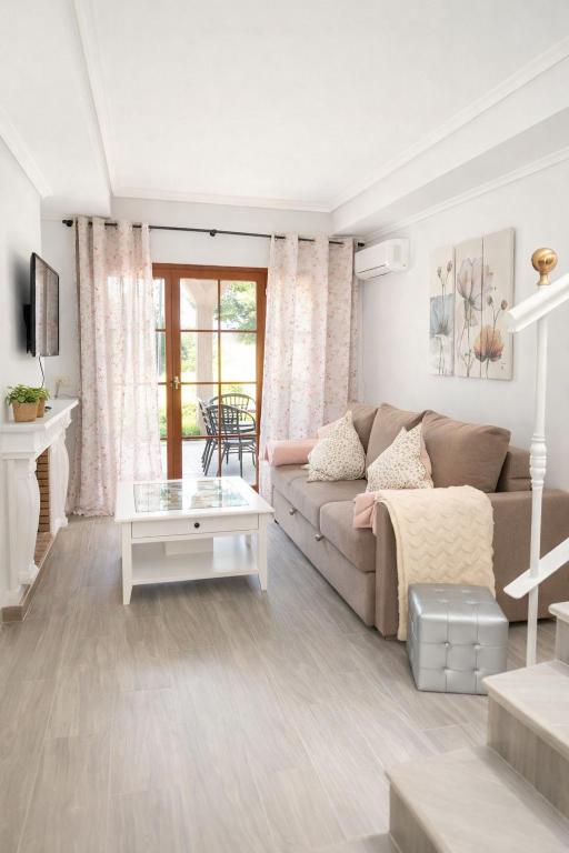 a living room with a couch and a table at Sonsoles Apartamentos Bahía Sur in San Fernando