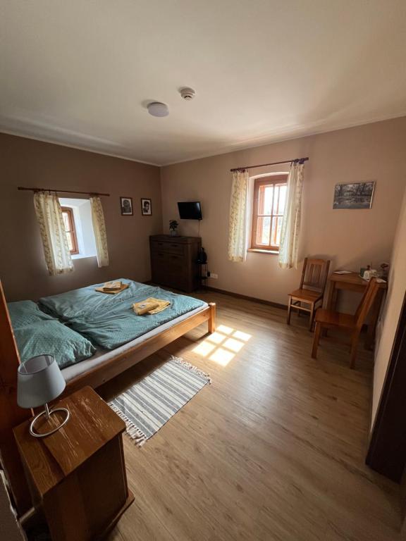 Wellness hotel - Viktorka, herecký dům - バスルーム付きの4人部屋