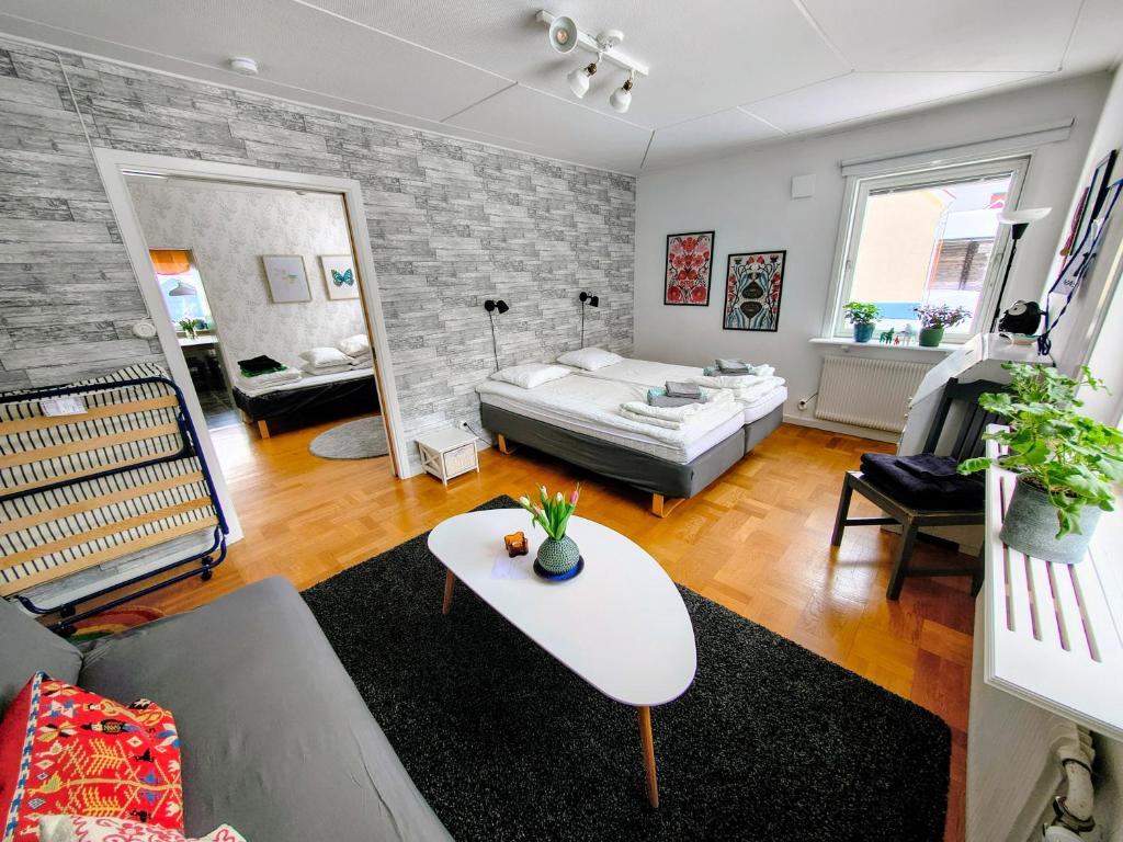 a living room with a couch and a table at Gästrum Vasaloppets vintervecka in Mora