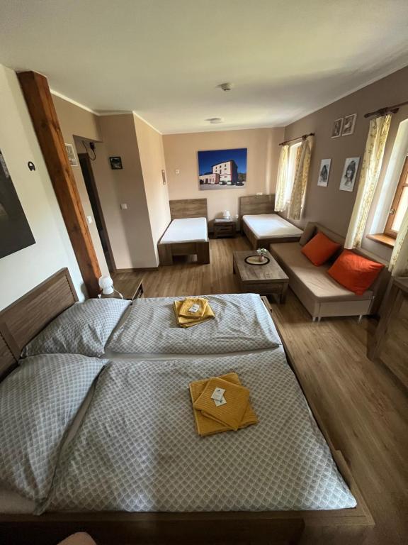 Wellness hotel - Viktorka, herecký dům - クラシッククアドラプルルーム