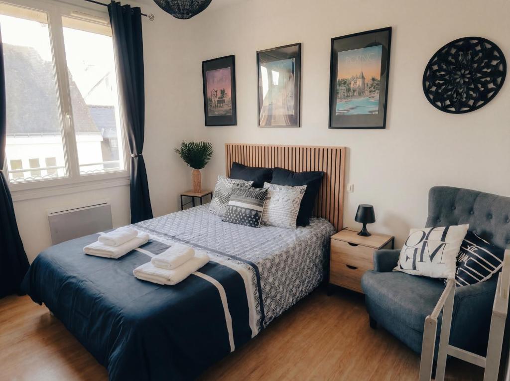 a bedroom with a bed and a chair at L'Indus -HyperCentre-WIFI-2à4pers in Saint-Nazaire