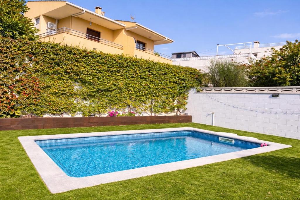 a swimming pool in the yard of a house at Piscina privada de Sal, Cala Canyadell in Torredembarra