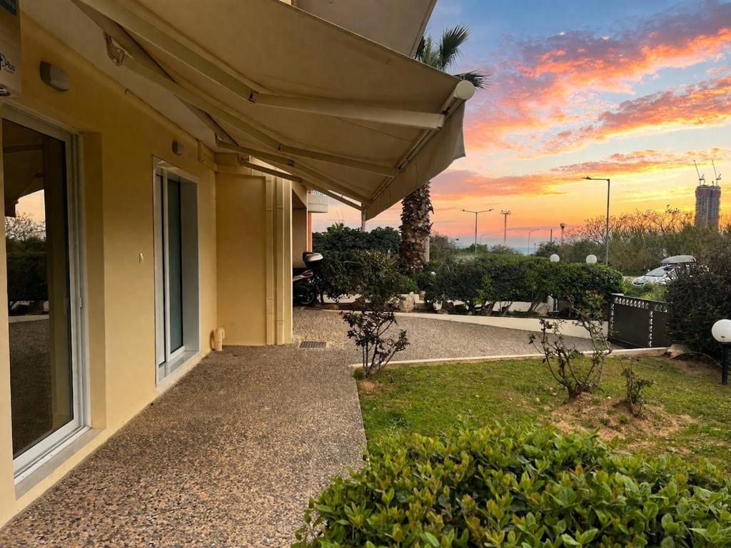 Glyfada Garden Apt with Open Sunset Views by ΜΡS