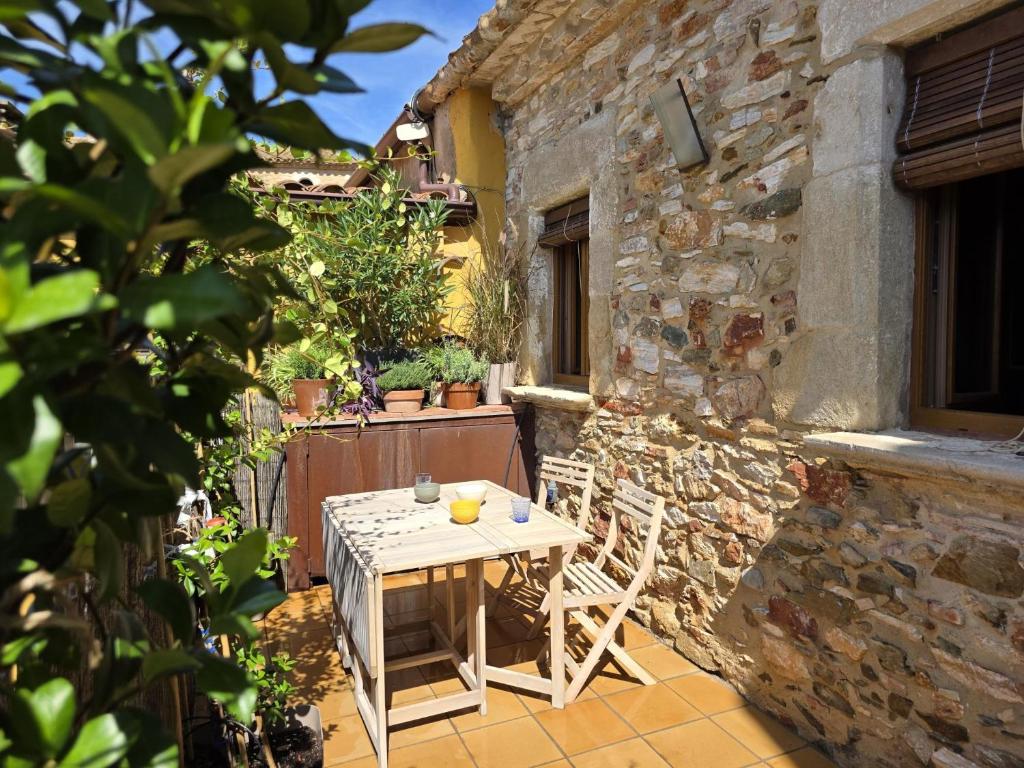 Ein Tisch und Stühle auf einer Terrasse vor einem Gebäude in der Unterkunft Loft in Begur