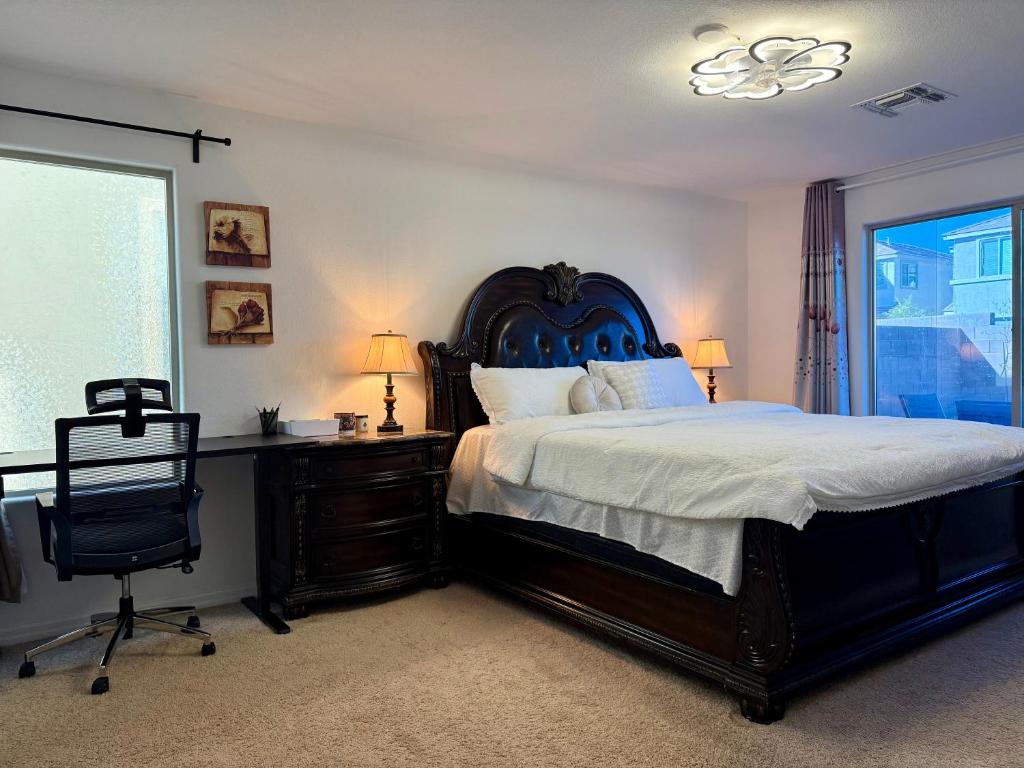 a bedroom with a bed and a desk and a chair at Vegas courtyard B&B 拉斯小院儿民宿 in Las Vegas