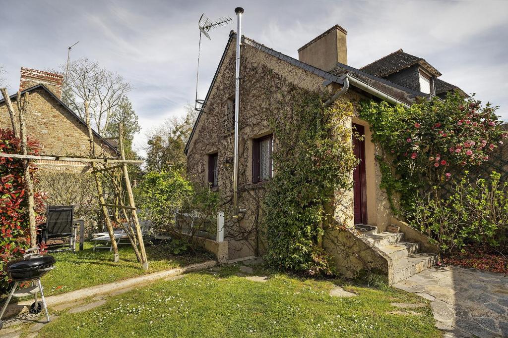 a stone house with ivy on the side of it at Maison Kaoz Korriganez in La Boussac