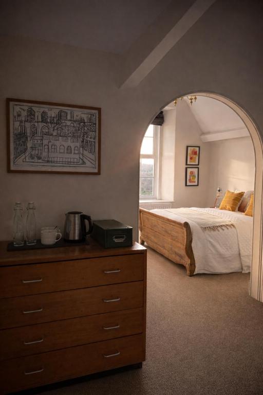 Coed Mawr Hall Bed & Breakfast - King Room With Mountain View