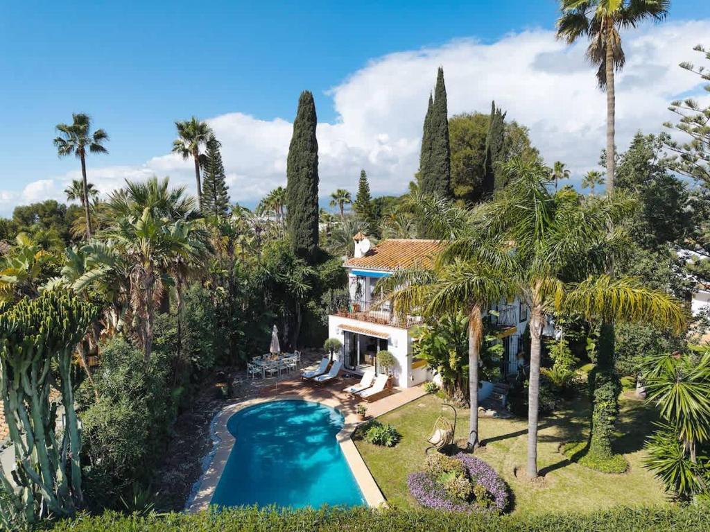 Villa with Private Pool & Garden 5 min to Beach