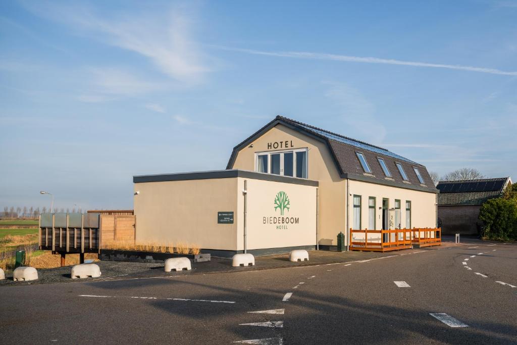 a building on the side of a road at Hotel Biedeboom in 's-Heer-Hendrikskinderen