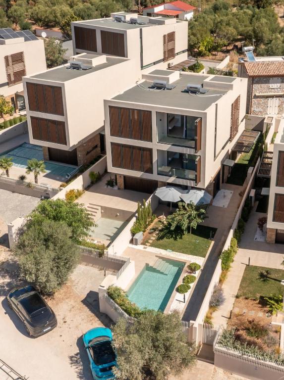 SithoniaRS Luxury Three Floor Villa N2 with Private Pool & Garden